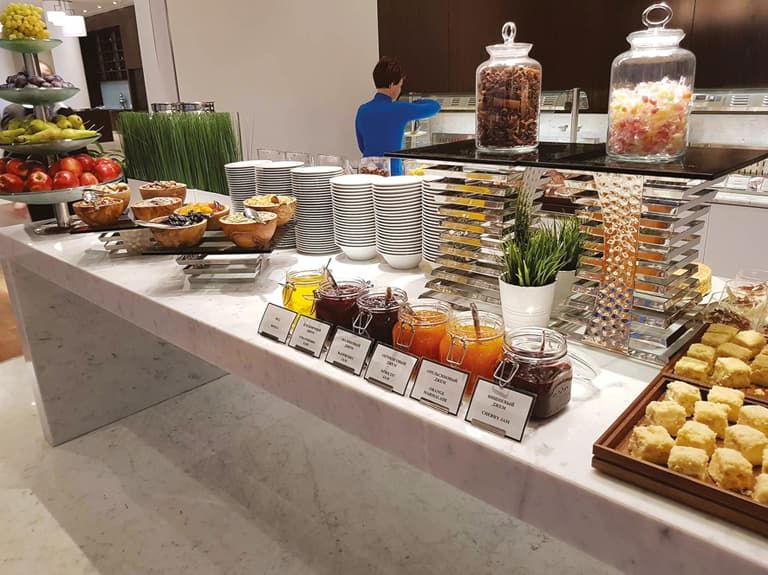Чем больше постояльцев отеля пользуются услугой завтрака, тем ниже его фудкост (шведский стол в Hilton St. Petersburg Expoforum)