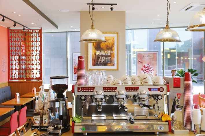 На точках Costa Coffee с высокой проходимостью стоят мультибойлерные кофемашины, обеспечивающие корректную температуру воды